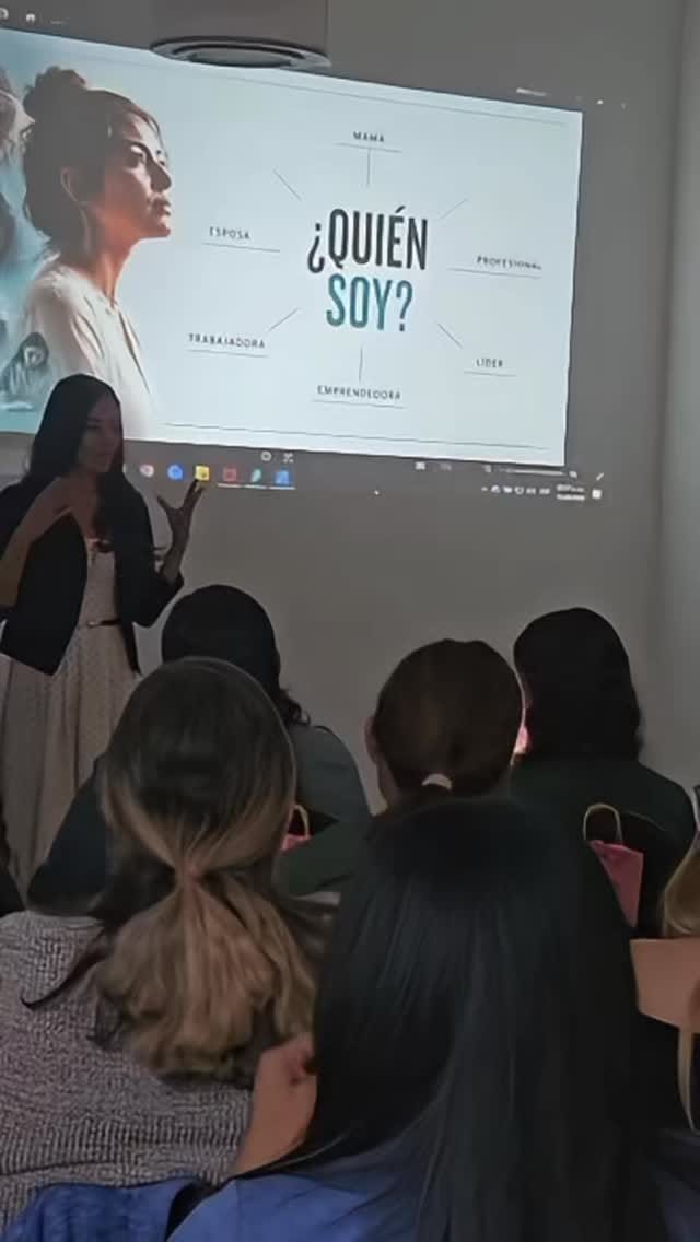 Taller «¿Quién soy?» frente a un grupo