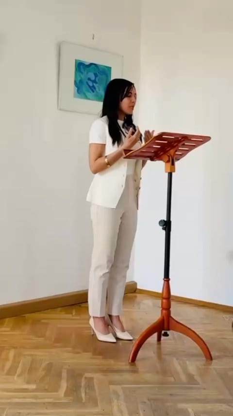 Marianny Siso hablando frente a un atril